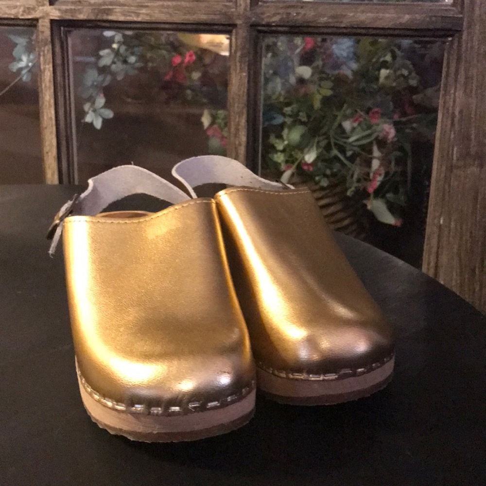 Cape clogs sz 31 Gold. (US 13)